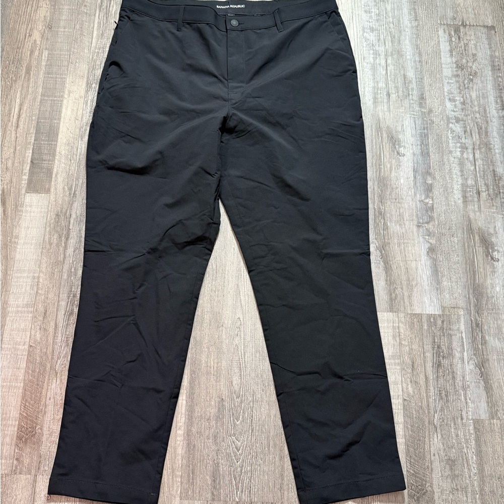 Banana Republic Slim-Fit Tech Pants - True
Black (40x30) casual pants